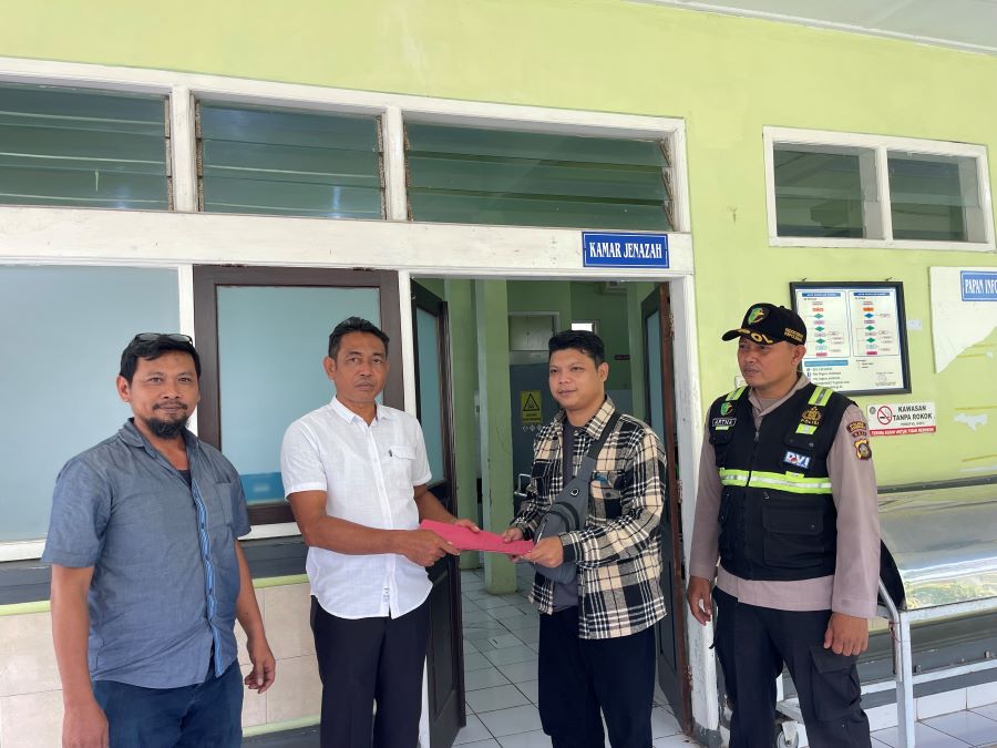 Abdul Rozak Agus Maulana, anak korban (dua dari kanan) saat serah terima jenazah di RSU Negara, Rabu (17/12/2025).