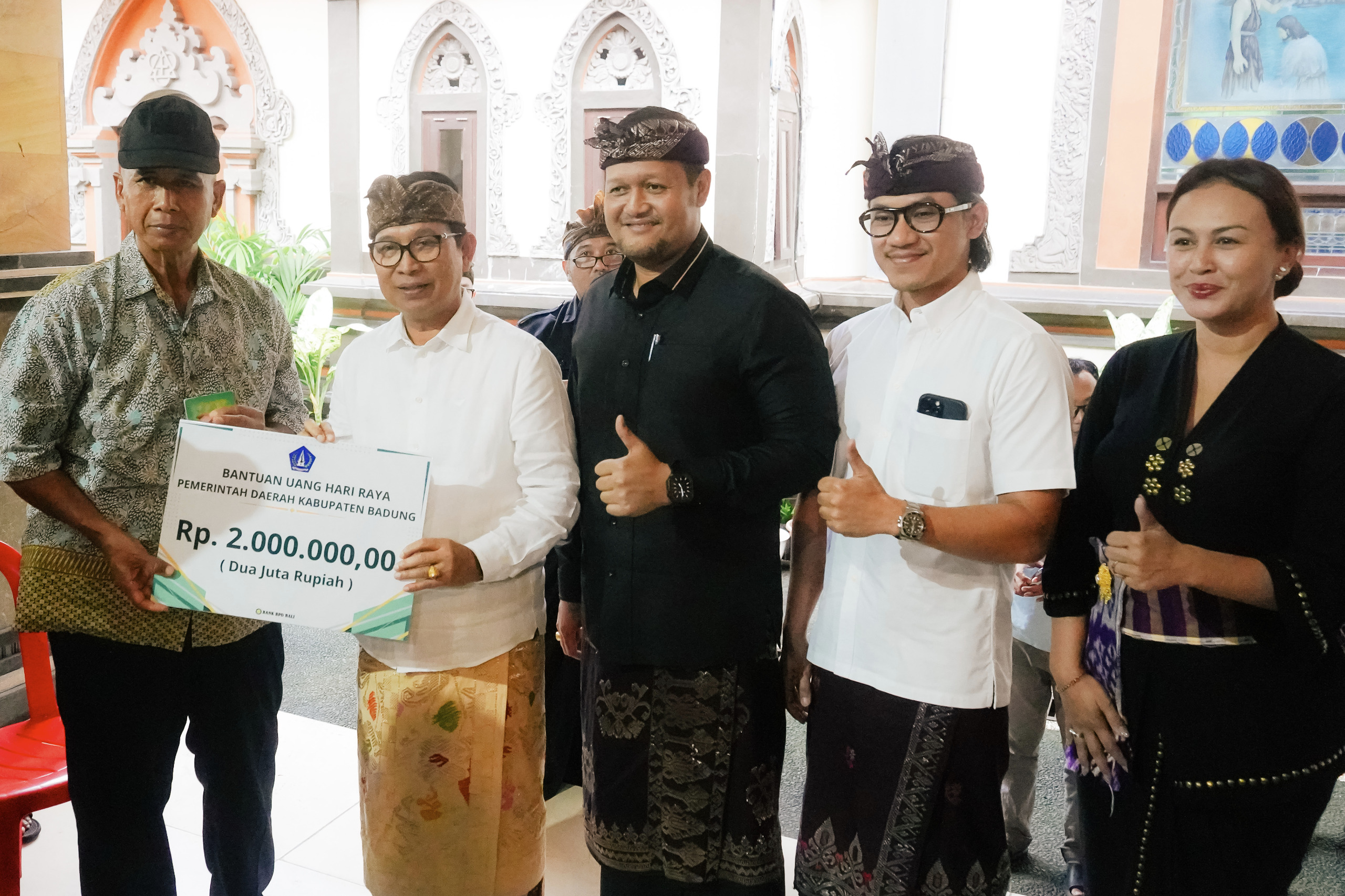 Bupati Adi Arnawa didampingi Wabup Bagus Alit Sucipta menyerahkan secara simbolis Bantuan Sosial menjelang Hari Raya Keagamaan kepada masyarakat beragama Kristen di Kabupaten Badung, Kamis (18/12).