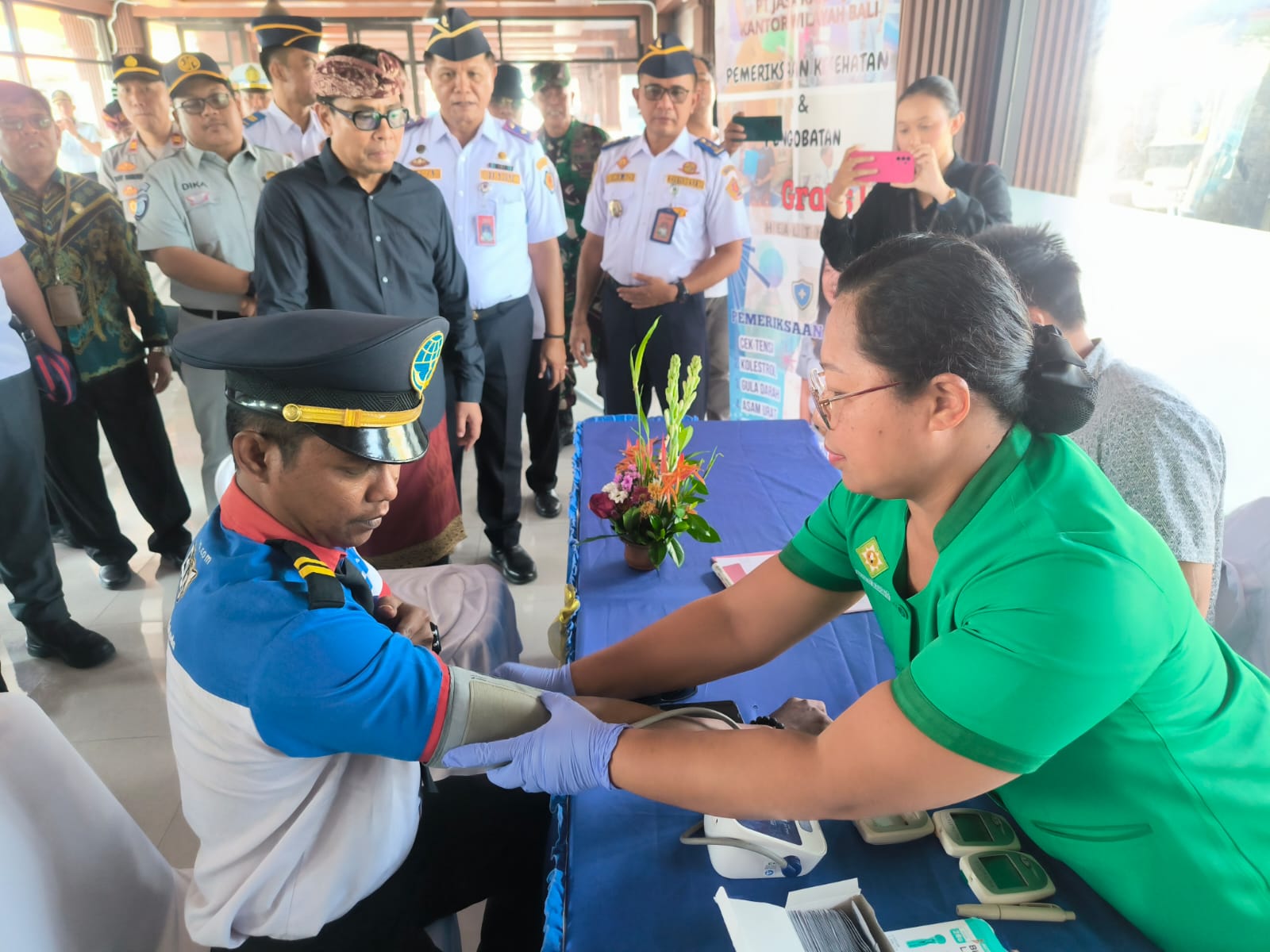 Wakil Wali Kota Denpasar Kadek Agus Arya Wibawa mengecek Posko Terpadu jelang libur Nataru, di Terminal Penumpang, Ubung, Kamis (18/12).