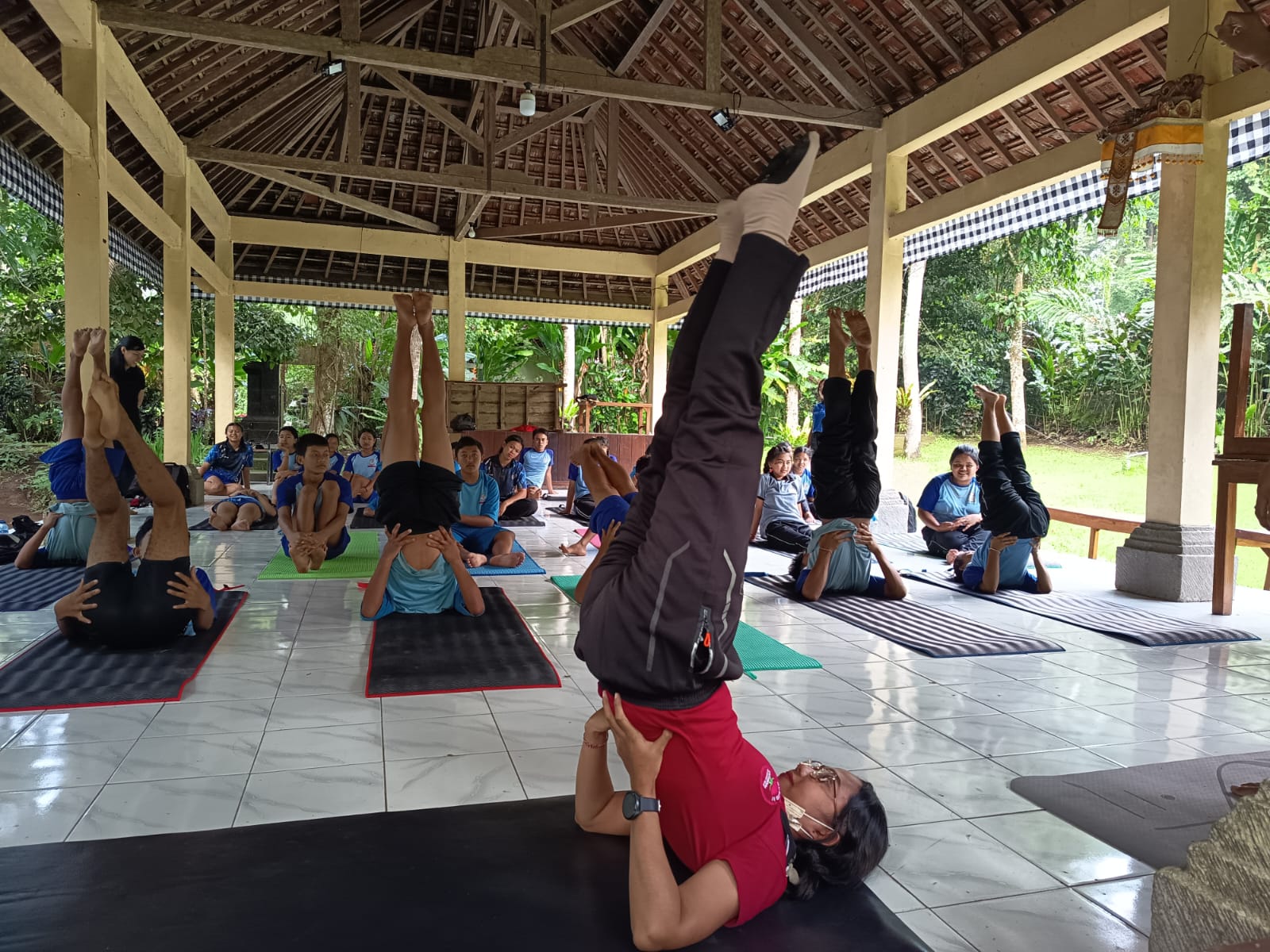 YOGA : Pelaksanaan yoga di Wisata Lembu Putih, Taro, Tegallalang, Kamis (18/12).