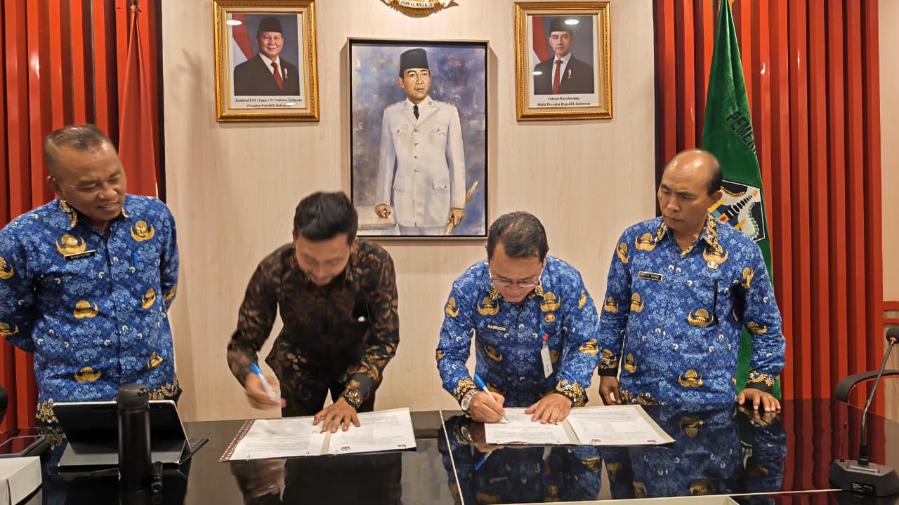 Pemkab Bangli tandatangani kerja sama pengelolaan lima pasar dengan Perseroda BMB, Rabu (17/12/2025).