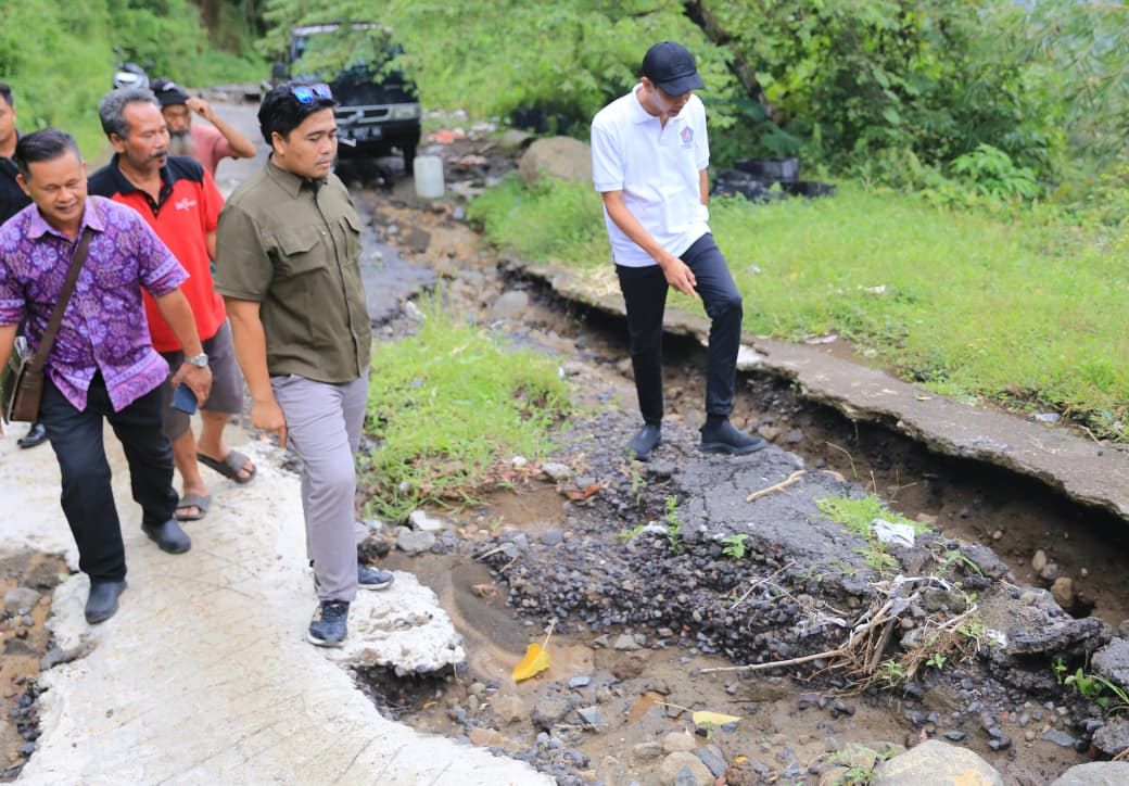 Wakil Bupati Klungkung, Tjokorda Gde Surya Putra (kanan) meninjau jalan rusak parah di Bukit Abah, Desa Besan, Kecamatan Dawan, Kabupaten Klungkung.