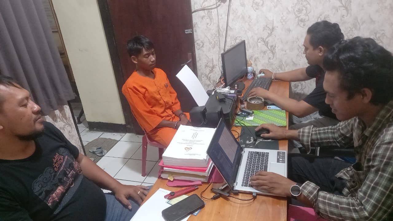 Pelaku pencurian sepeda motor di areal parkiran minimarket di Kecamatan Kerambitan yang diamankan di Pelabuhan Gilimanuk.