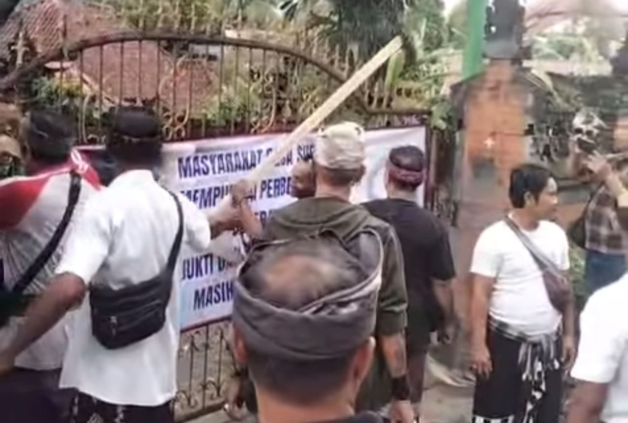 Penyegelan kantor kepala desa di Desa Sudaji, Buleleng.