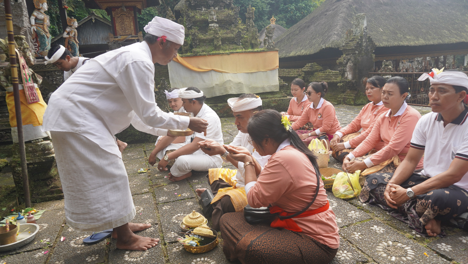 SEMBAHYANG : Pelaksanaan ekoteologi oleh Kemenag Gianyar di Pura Gunung Kawi Sebatu, Tegallalang, Jumat (19/12).