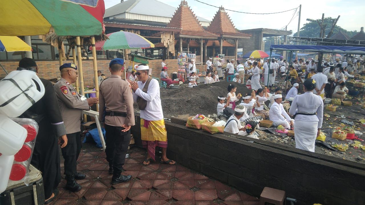 PATROLI : Sat Polairud Polres Gianyar patroli di pesisir Pantai Lebih, Jumat (19/12).