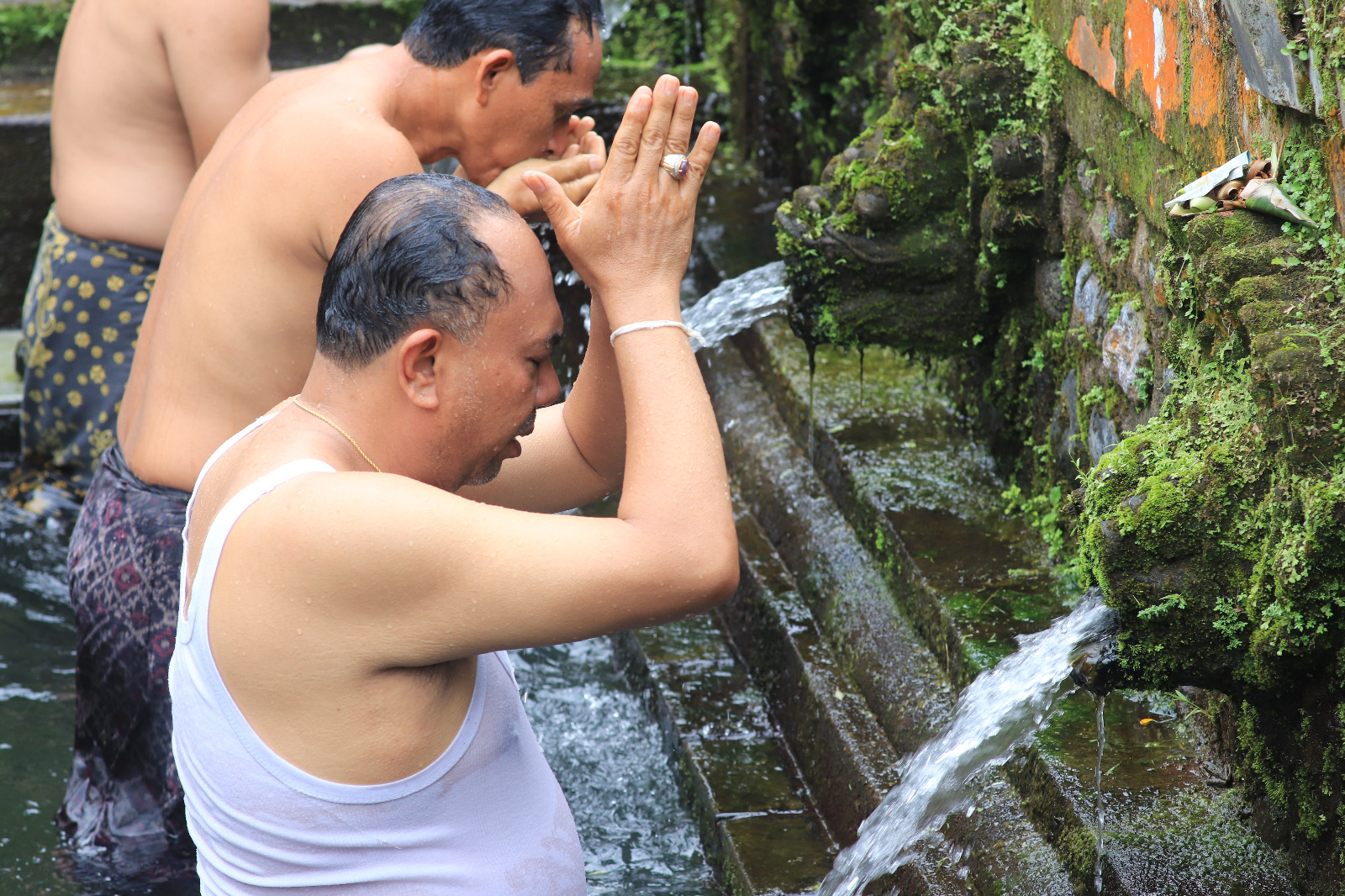 MELUKAT : Prosesi melukat yang dilaksanakan oleh umat Hindu.