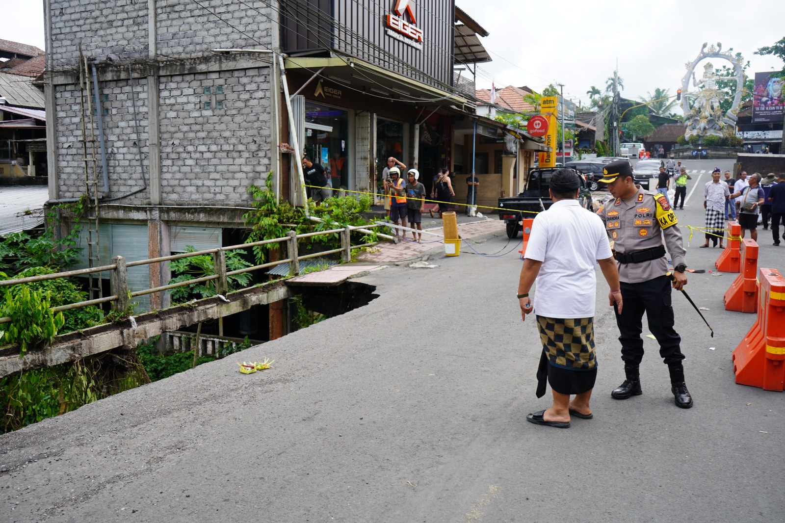 DITINJAU : Peninjauan tanah longsor di Jalan Raya Ubud oleh Forkopimda Gianyar.