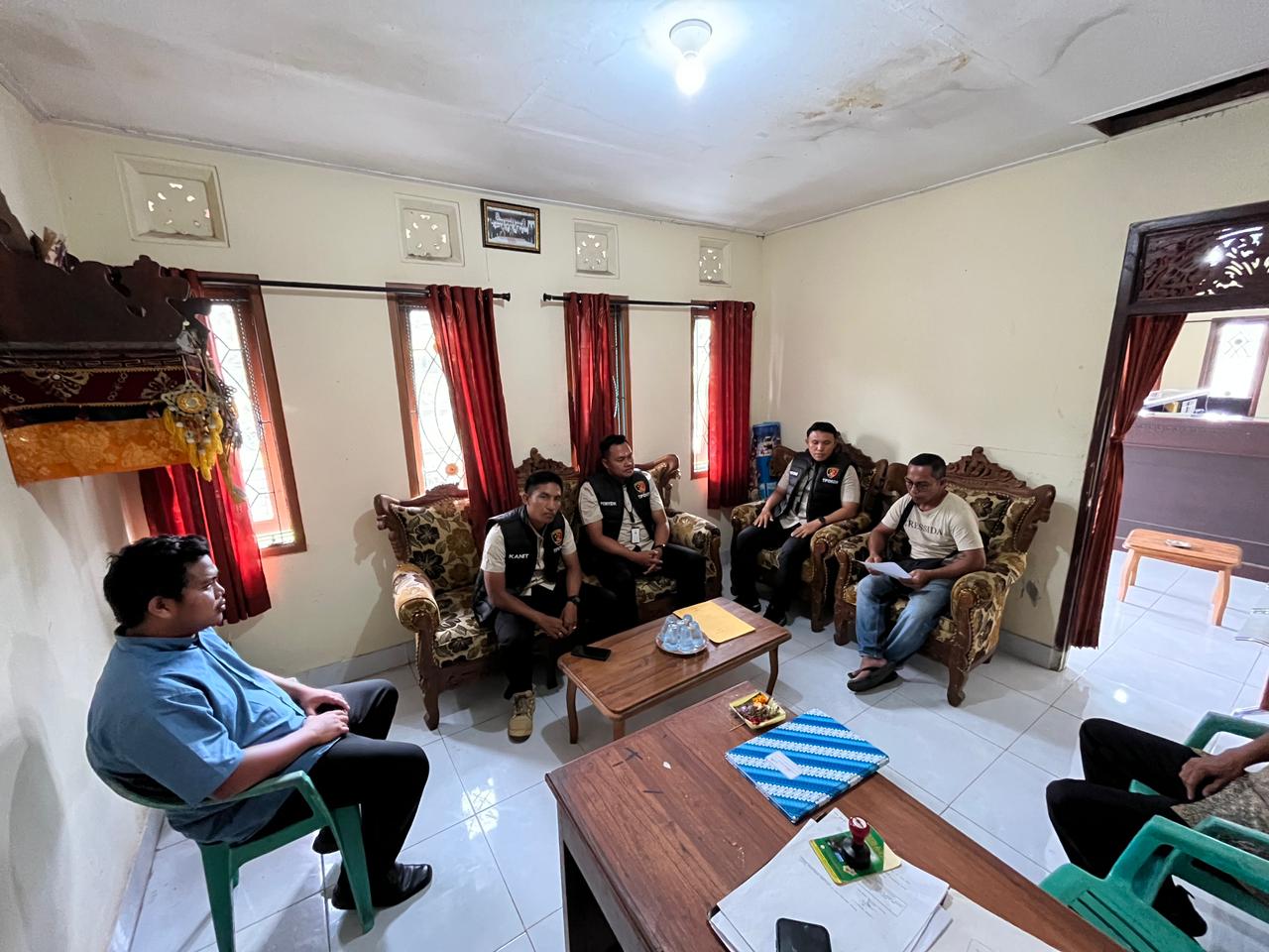 Unit Tindak Pidana Korupsi (Tipikor) Satreskrim Polres Bangli mendatangi LPD Kayang pada Kamis (18/12/2025).