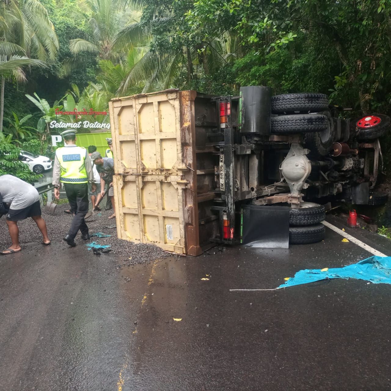 Truk bernomor polisi DK 8835 KC terguling di jalur Bukit Jambul, Karangasem, Kamis (18/12/2025).