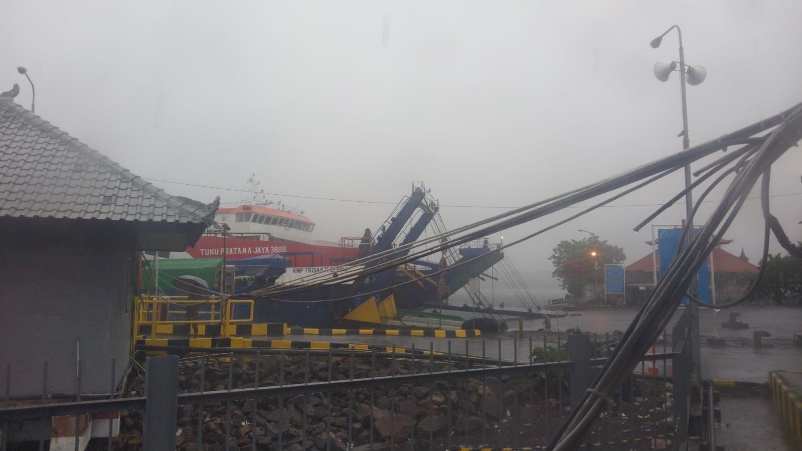 Suasana di Pelabuhan Gilimanuk, Jembrana, saat penutupan sementara akibat cuaca buruk, Kamis (18/12/2025).