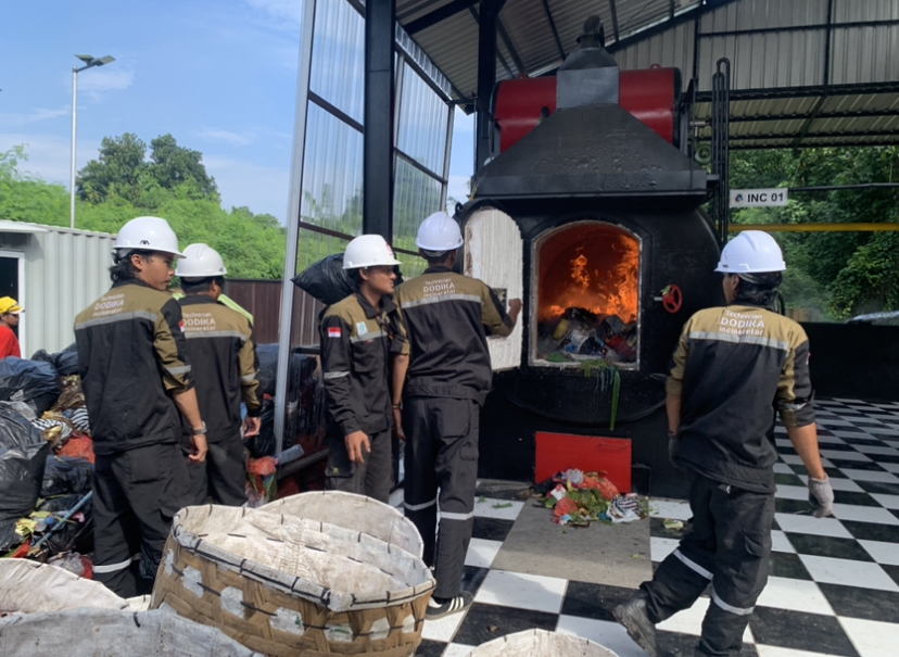 ALAT BARU: Penanganan sampah residu dengan alat incinerator di TPST Benoa, Kuta