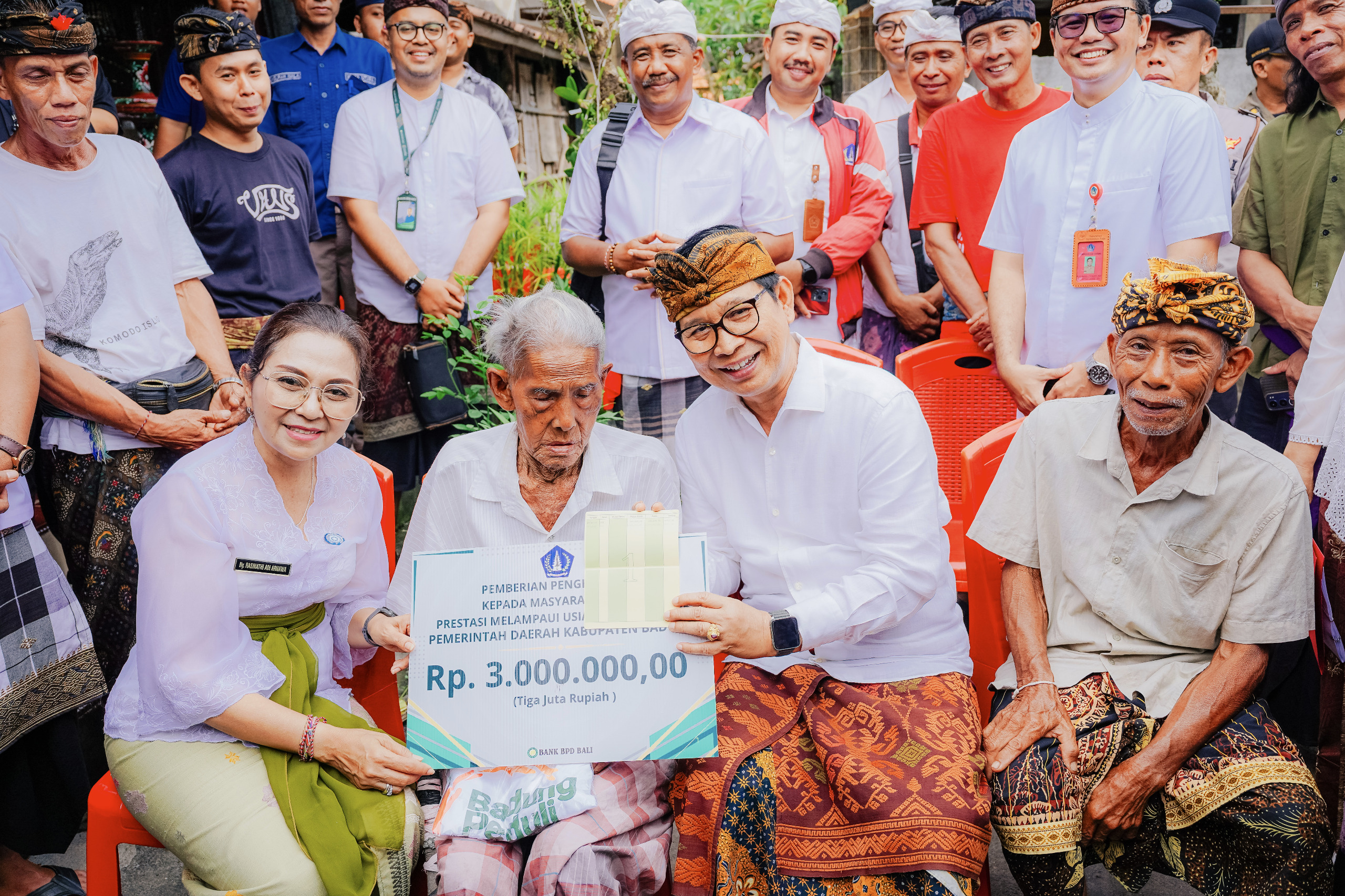Bupati Adi Arnawa dan Ketua TP. PKK Badung Nyonya Rasniathi Adi Arnawa menyerahkan penghargaan secara simbolis kepada AA. Made Puger yang berulang tahun ke-103, Kerobokan Kaja, Jumat (19/12).
