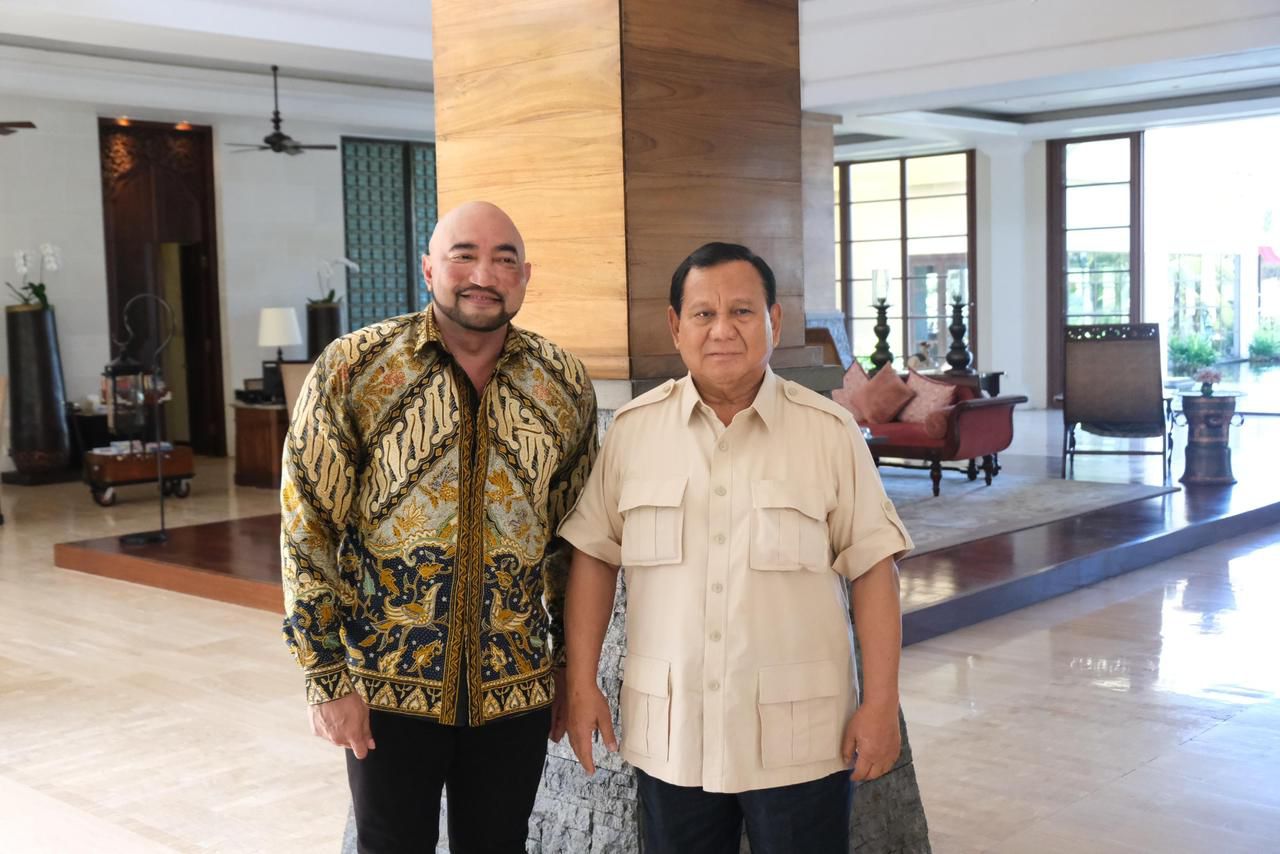 Ketua DPD Gerindra Bali, Made Muliawan Arya alias De Gadjah, pada suatu momen dengan Presiden RI Prabowo Subianto