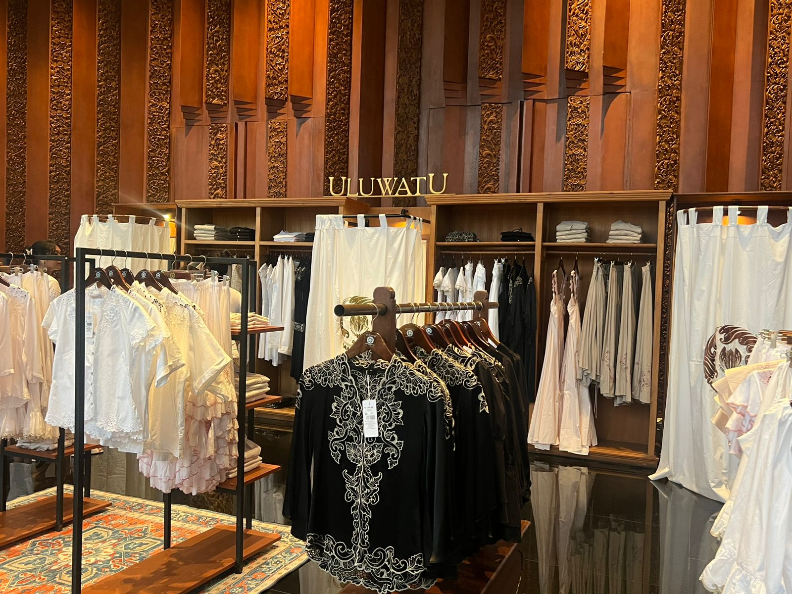 Brand fesyen legendaris Uluwatu Handmade Balinese Lace menggelar peragaan busana eksklusif di The Meru Hotel, Bali, Jumat (19/12/2025).