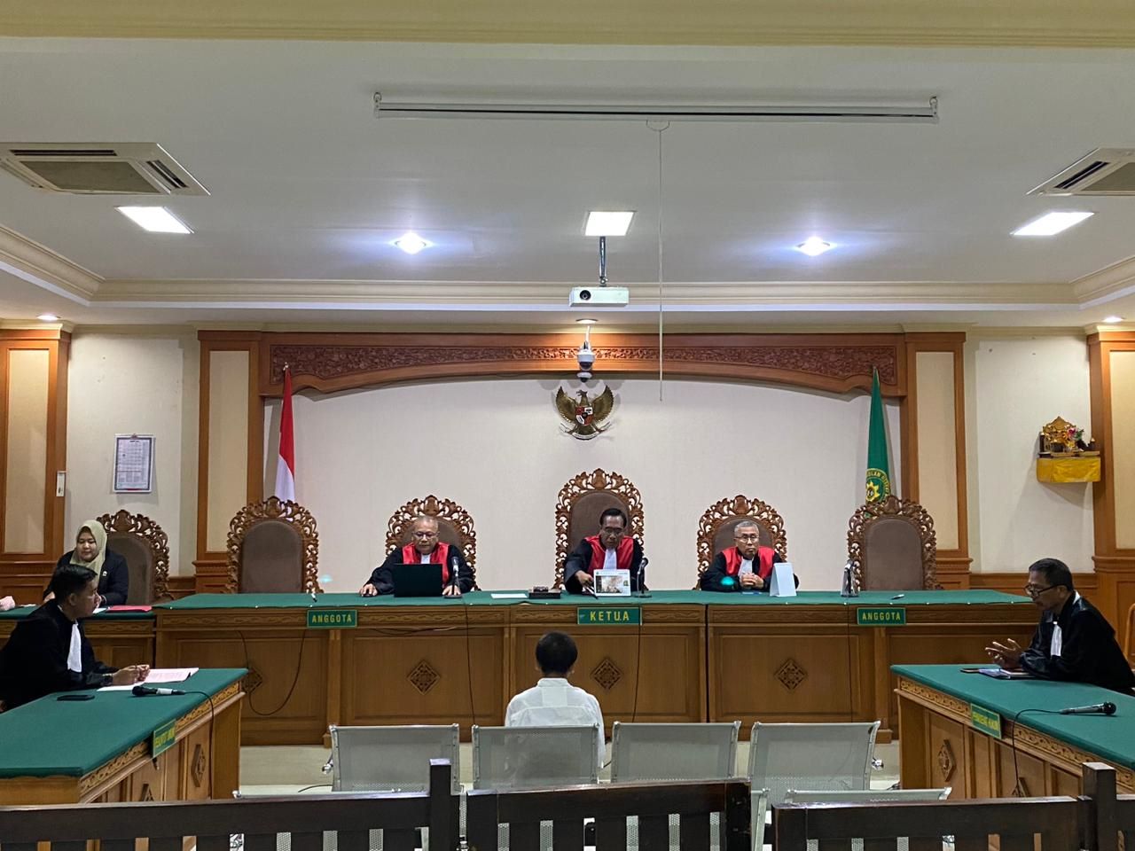 Proses persidangan terdakwa korupsi penyimpangan dana Desa Jegu, Tabanan, Kamis (18/12/2025).