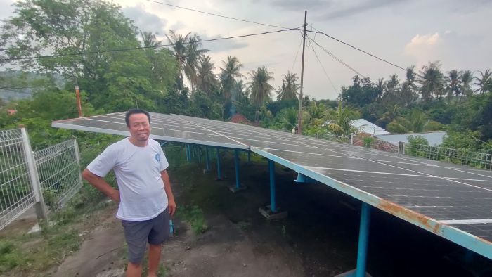 Putu Darmana saat menunjukkan 77 bidang panel surya yang digunakan sebagai sumber daya operasional pada sumur bos di Desa Bondalem, Buleleng.