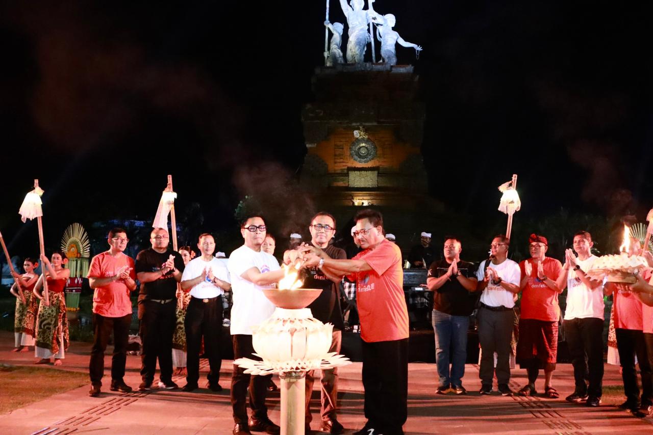 Menyalakan api suci sebagai penanda pembukaan Denfest ke-18 di Kawasan Monumen Puputan Badung, Denpasar, Sabtu (20/12).