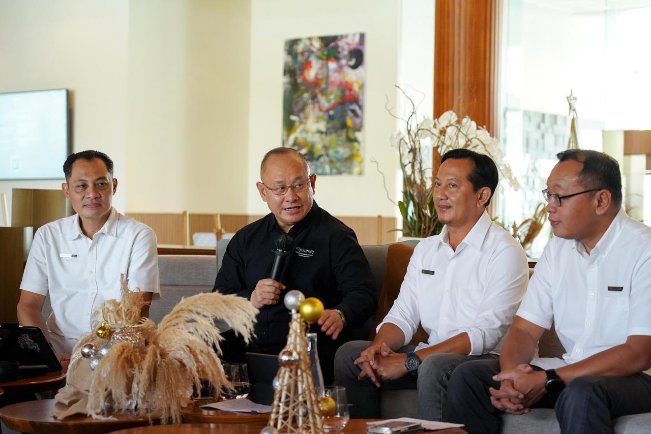 Direktur Operasi ITDC, Troy Reza Warokka (baju hitam) saat menemui awak media terkait kesiapan libur Nataru di The Nusa Dua, Kuta Selatan, Jumat (19/12).
