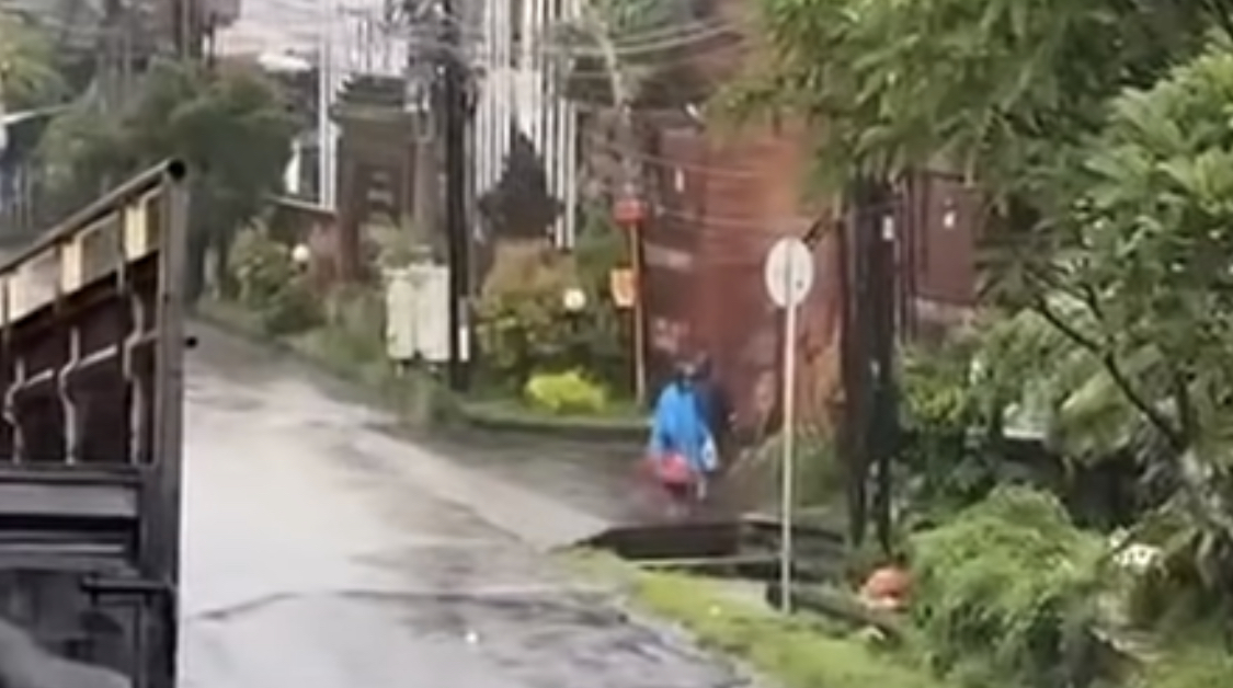 Aksi pembuangan sampah di aliran sungai yang diduga dilakukan oleh oknum KPU Badung, di depan kantornya, Kamis (18/12).