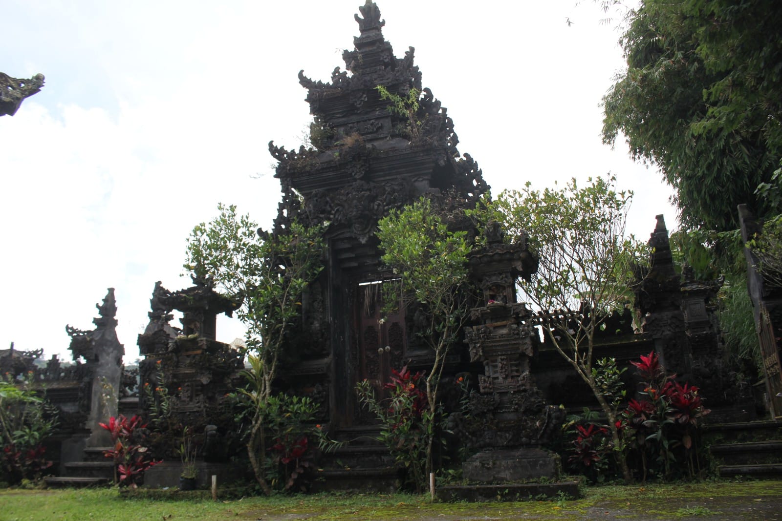 Pura Taman Beji atau disebut dengan Tirta Yeh Masem sebagai tempat melukat di Pancasari