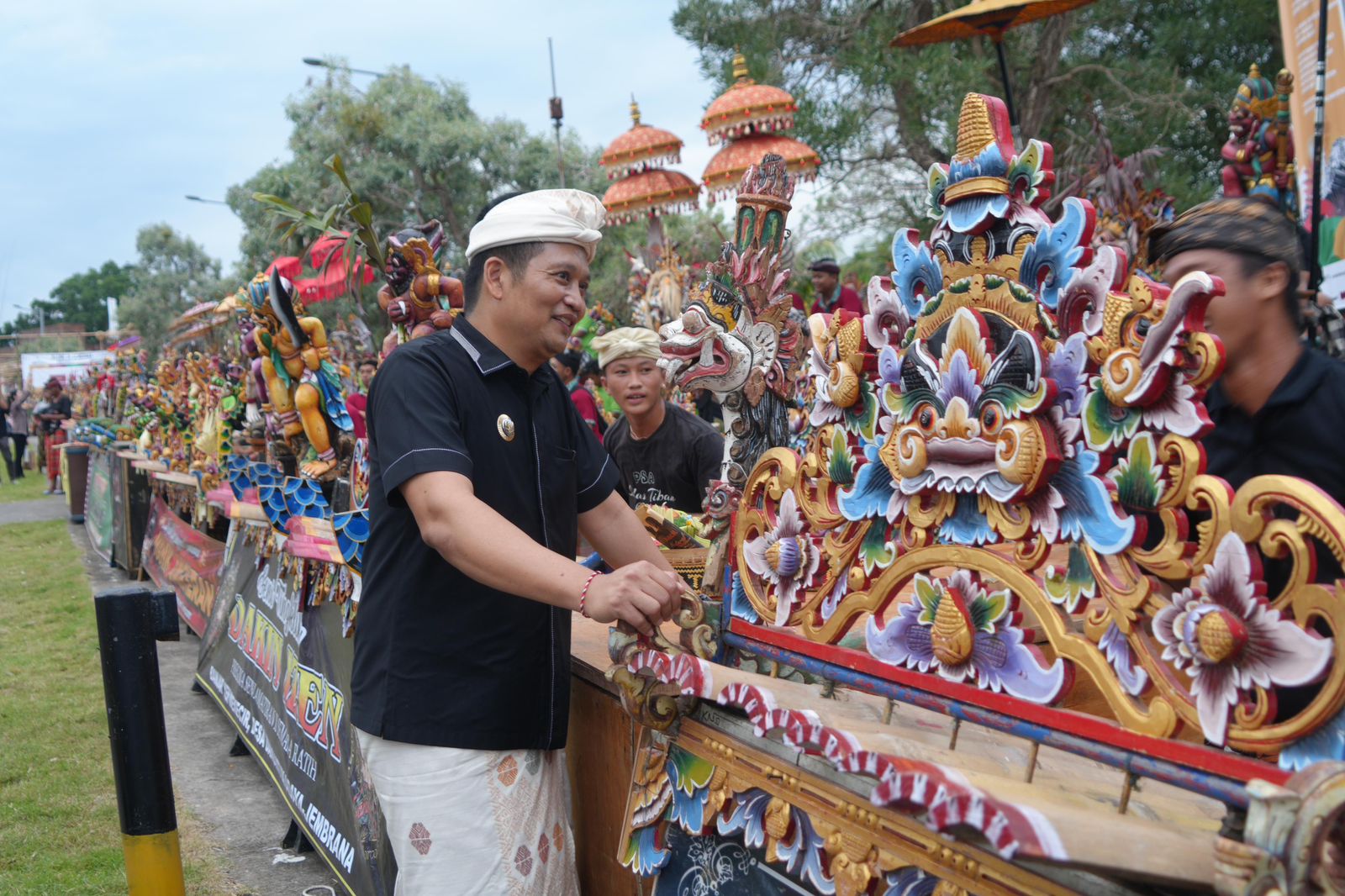 Bupati Jembrana I Made Kembang Hartawan saat menghadiri Jegog Sprit Fest 2025 yang berlangsung di Anjungan Cerdas Rambut Siwi, Desa Yehembang, Kecamatan Mendoyo, Jembrana, Sabtu (20/12)