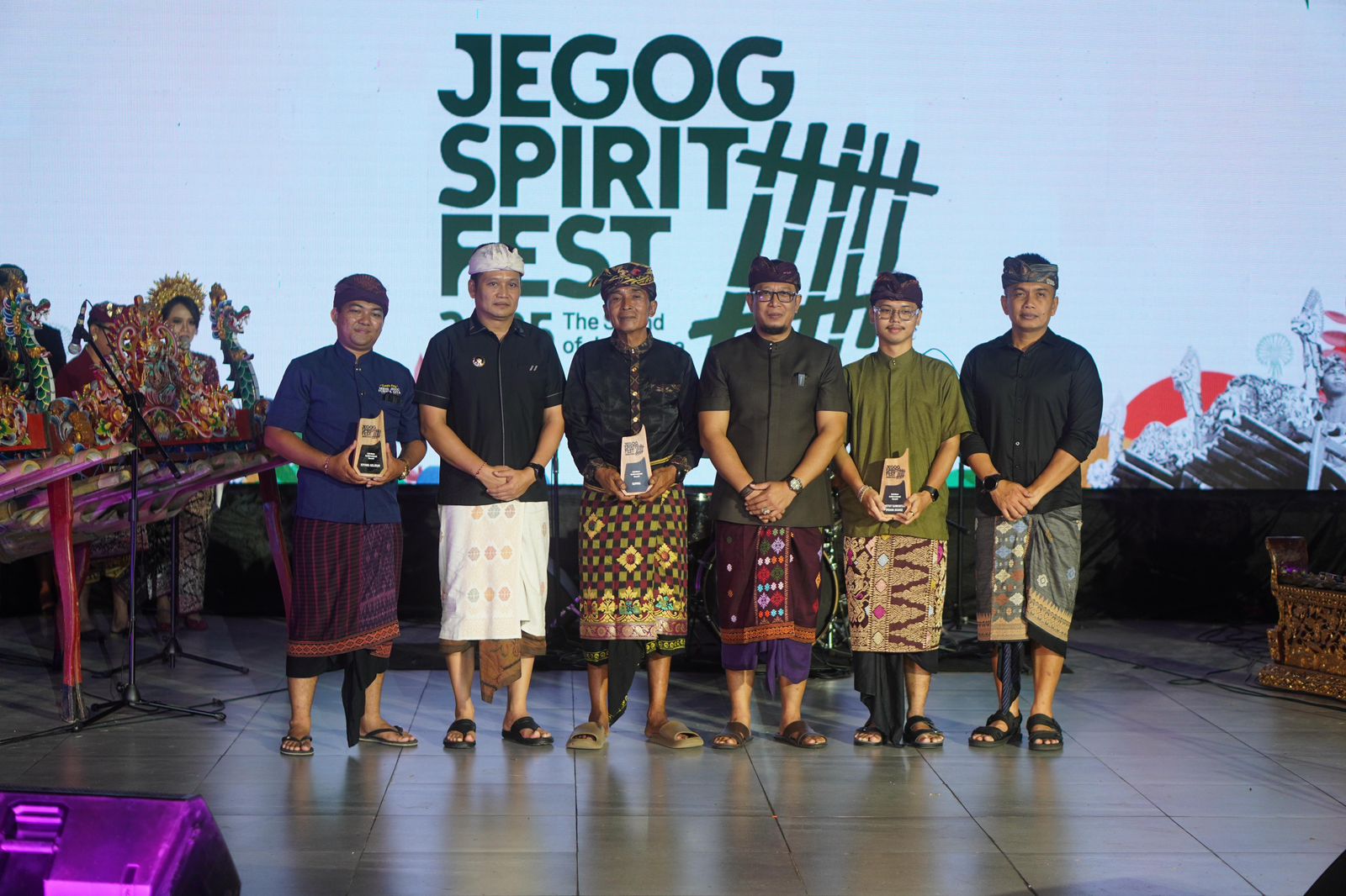 Penghargaan life achievement kepada tiga tokoh penting dalam perkembangan jegog di Jembrana
