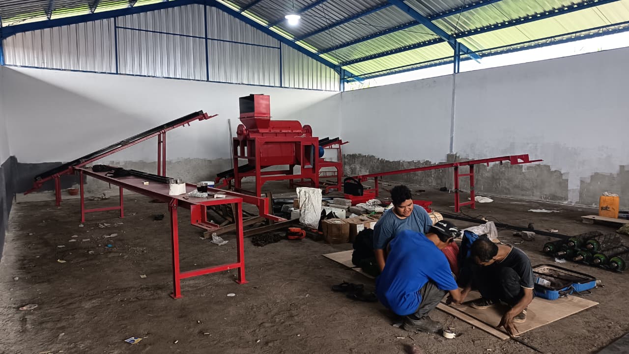 Perakitan mesin pemilah sampah yang akan digunakan di TPST desa Anturan, Buleleng