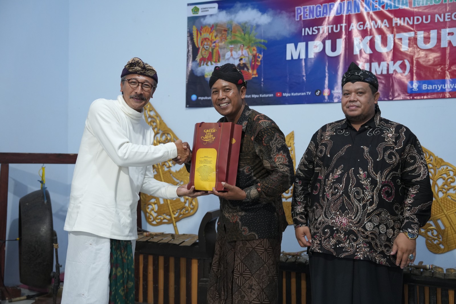 Rektor Institut Mpu Kuturan, Prof. Suwindia saat memberikan cinderamata bagi Ketua PHDI Kecamatan Bangorejo didampingi Penyelenggara Agama Hindu Kabupaten Banyuwangi, Oksan Wibowo