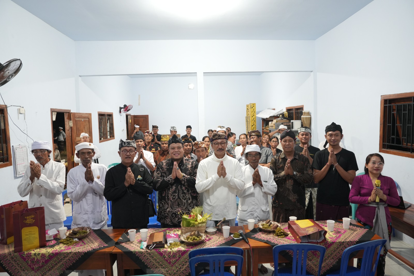 Sesi foto bersama usai pemberian materi oleh sejumlah narasumber di Desa Sambimulyo, Kecamatan Bangorejo, Kabupaten Banyuwangi