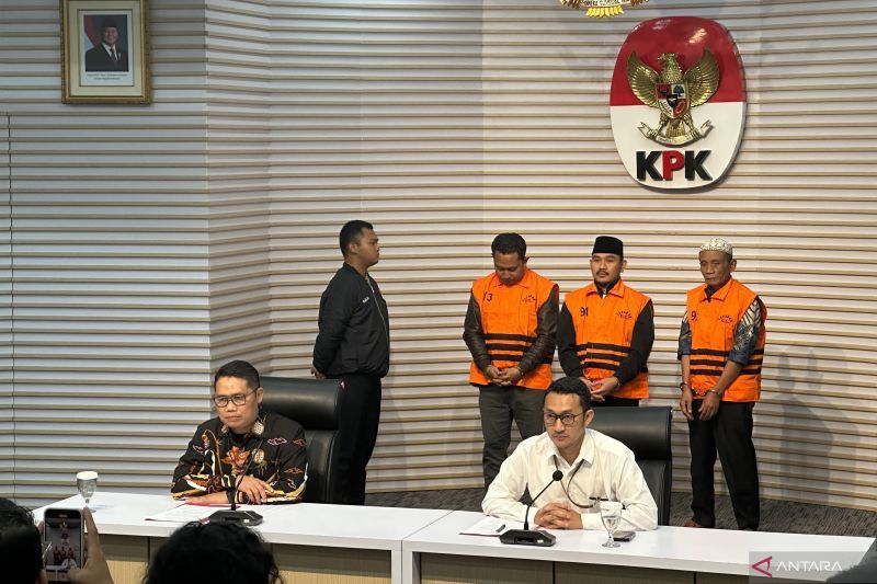 Plt Deputi Penindakan dan Eksekusi KPK Asep Guntur Rahayu (kiri depan) saat menunjukkan tiga tersangka kasus dugaan tindak pidana korupsi suap ijon proyek di Kabupaten Bekasi, Jawa Barat.