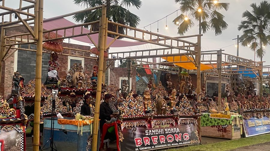 Sekaa jegog Sanggraha Duta Suara Murti dalam Jegog Spirit Fest 2025 yang berlangsung di Anjungan Cerdas Rambut Siwi, Desa Yehembang, Kecamatan Mendoyo, Jumat (19/12/2025).