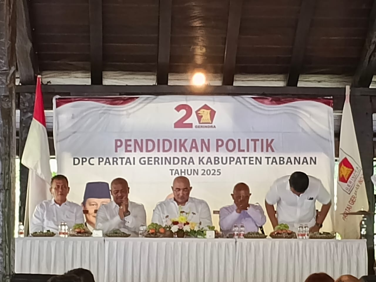 De Gadjah hadiri Pendidikan Politik bagi para kadernya di Desa Nyidah Kecamatan Kediri Kabupaen Tabanan, Minggu (21/12).