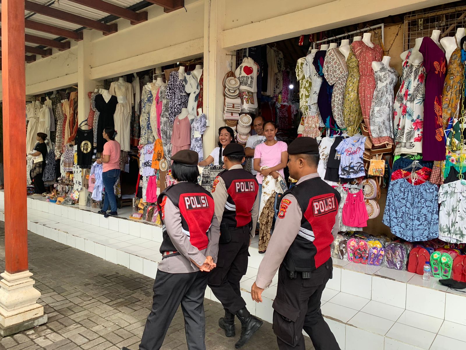 PATROLI : Anggota Sat Samapta Polres Gianyar melaksanakan patroli jelang Nataru.