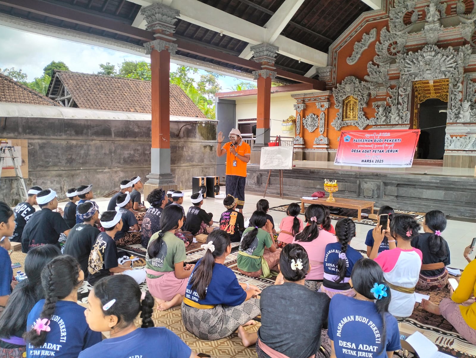 PEMBINAAN : Pembinaan pasraman oleh Penyuluh Kemenag Gianyar.