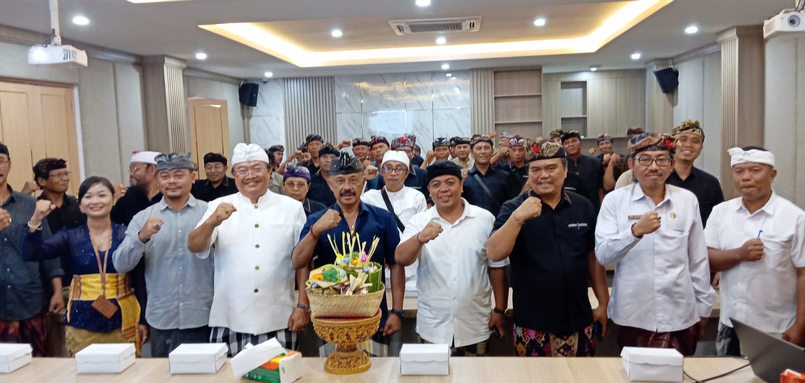 SEMINAR : Seminar "Turis Tembus 6 Juta, Desa Adat Menjadi Apa?&rdquo; di Ruang Rapat Kantor LPD Desa Adat Tulikup Kaler, Kecamatan Gianyar.