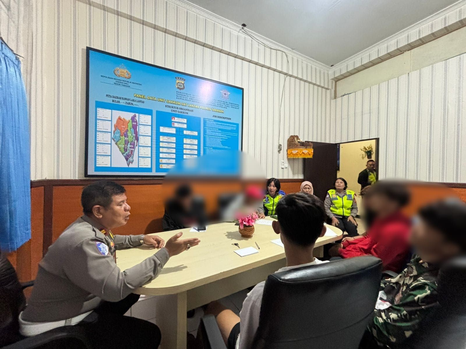 Sembilan remaja konvoi sambil menyalakan kembang api di Tabanan saat berada di Polres Tabanan.