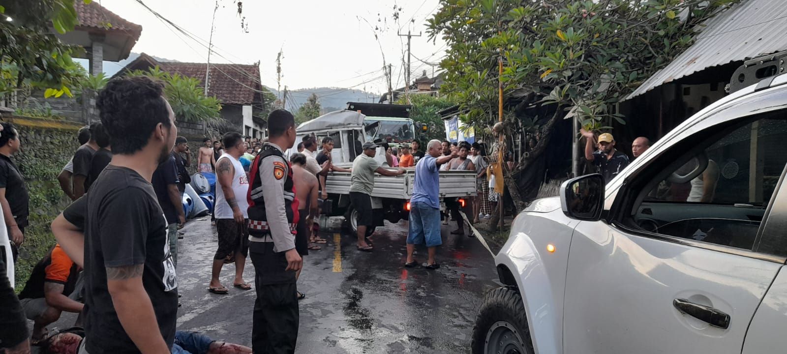 Warga rama-ramai mendatangi lokasi kecelakaan di Banjar Dinas Kebon, Desa Kertamandala, Kecamatan Abang, Karangasem, Senin (22/12/2025).