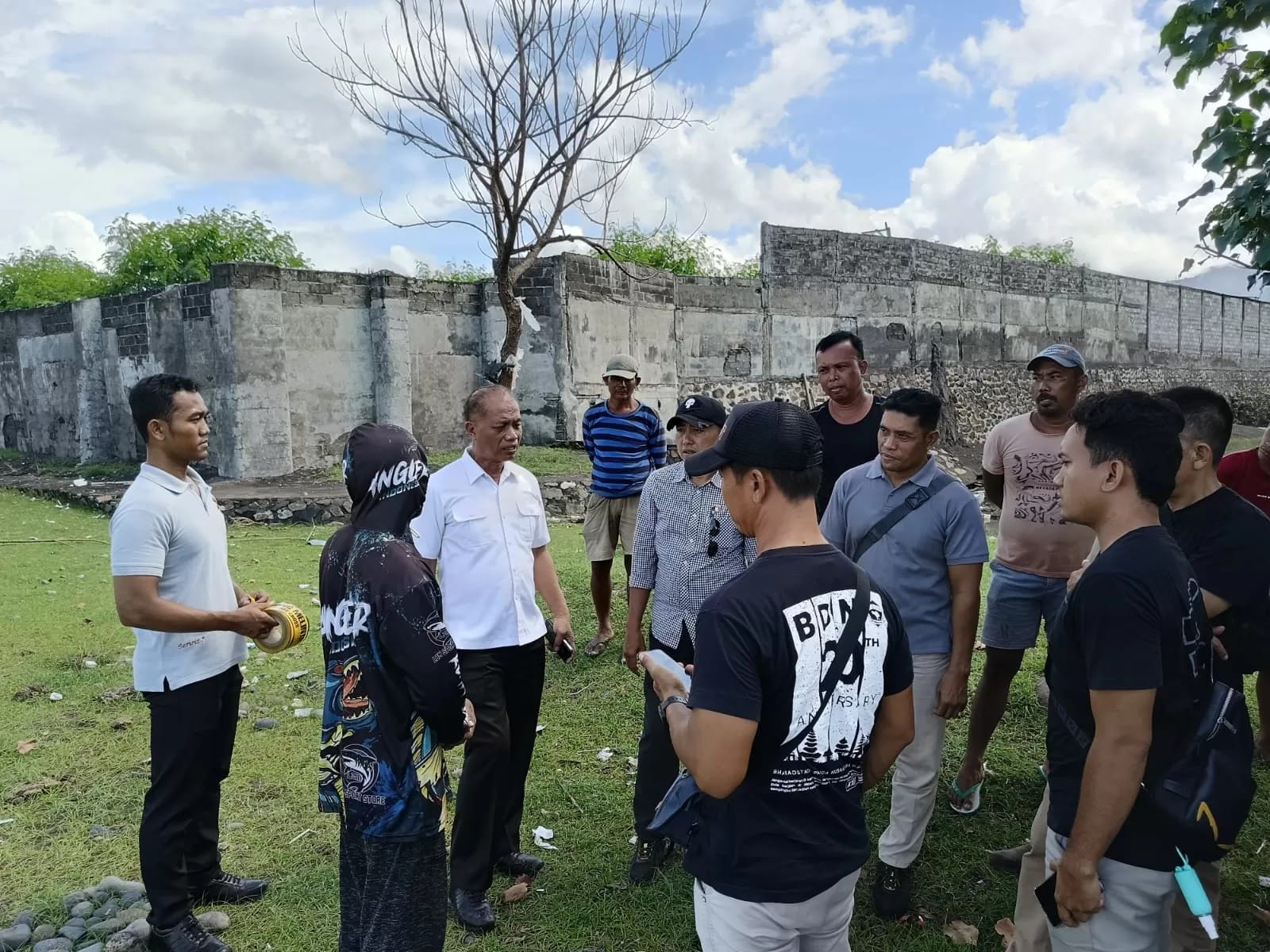 Kepolisian bersama aparat desa mendatangi TKP orang tenggelam di Pantai Kalanganyar, Kecamatan Seririt, Kabupaten Buleleng, Senin (22/12/2025). (Radar Buleleng/Polres Buleleng)