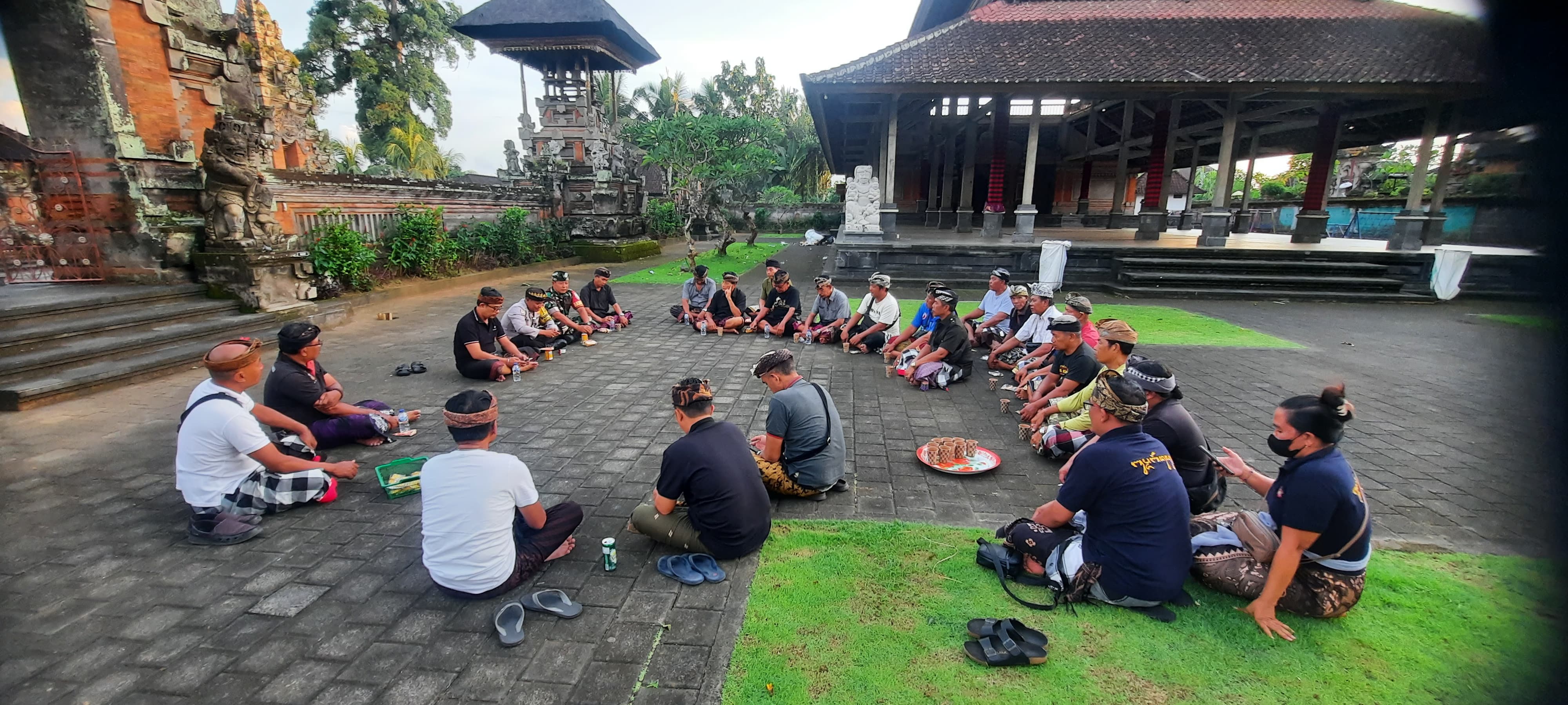 SINERGI : Sinergi Bhabinkamtibmas Dan Pecalang.