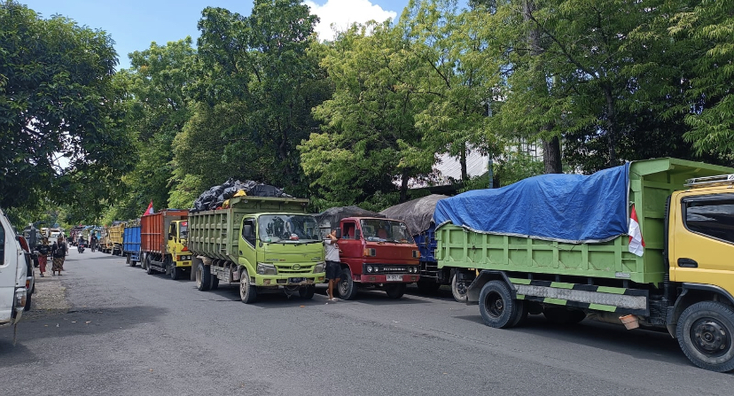 AKSI DAMAI: Forum Swakelola Sampah Bali menggelar aksi damai dengan melibatkan sekitar 300 armada truk sampah di depan Kantor Gubernur Bali hingga Kantor DPRD Bali, Selasa (23/12)