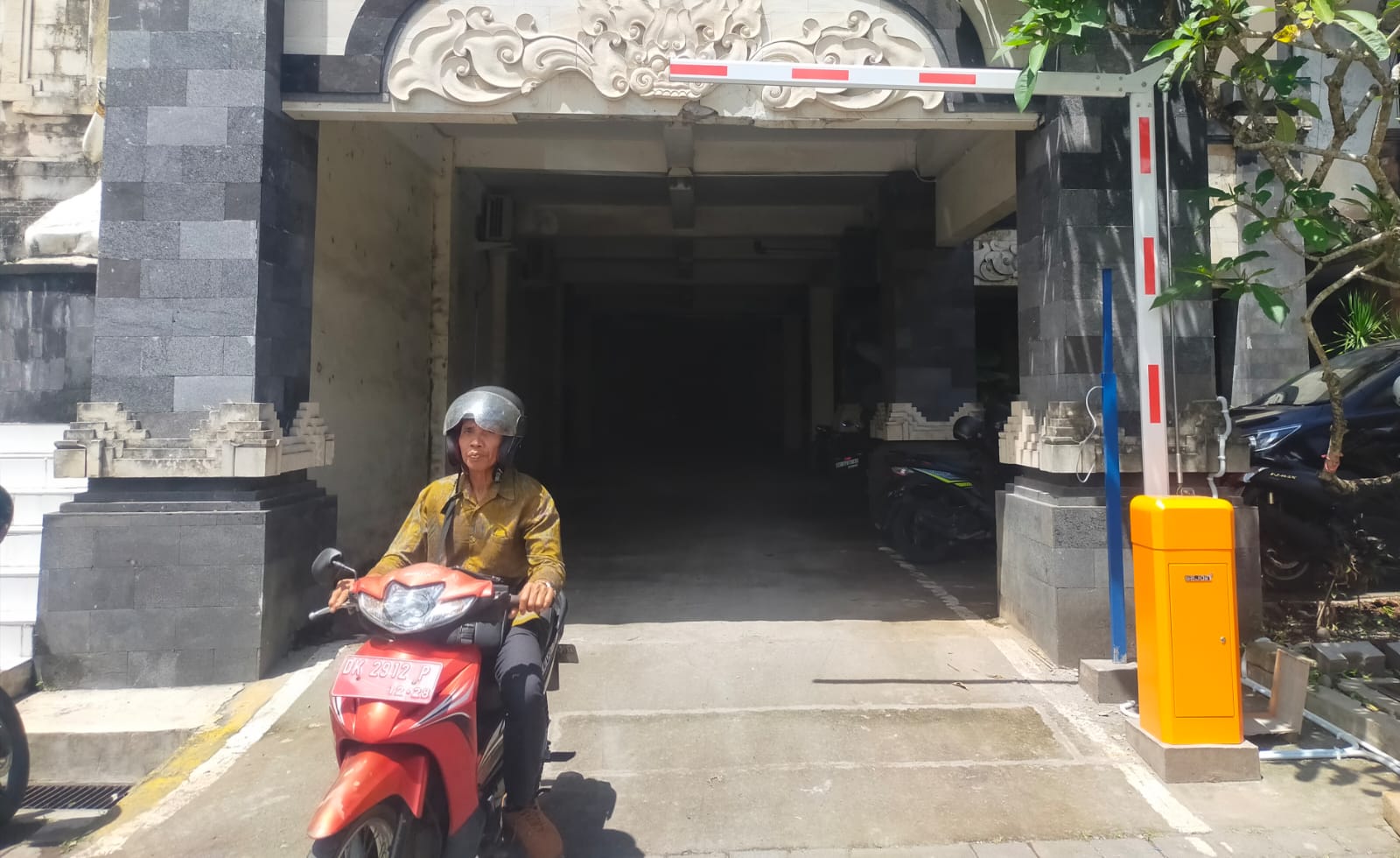 Disperindag Bangli pasang portal masuk area parkir Gedung Loka Crana.