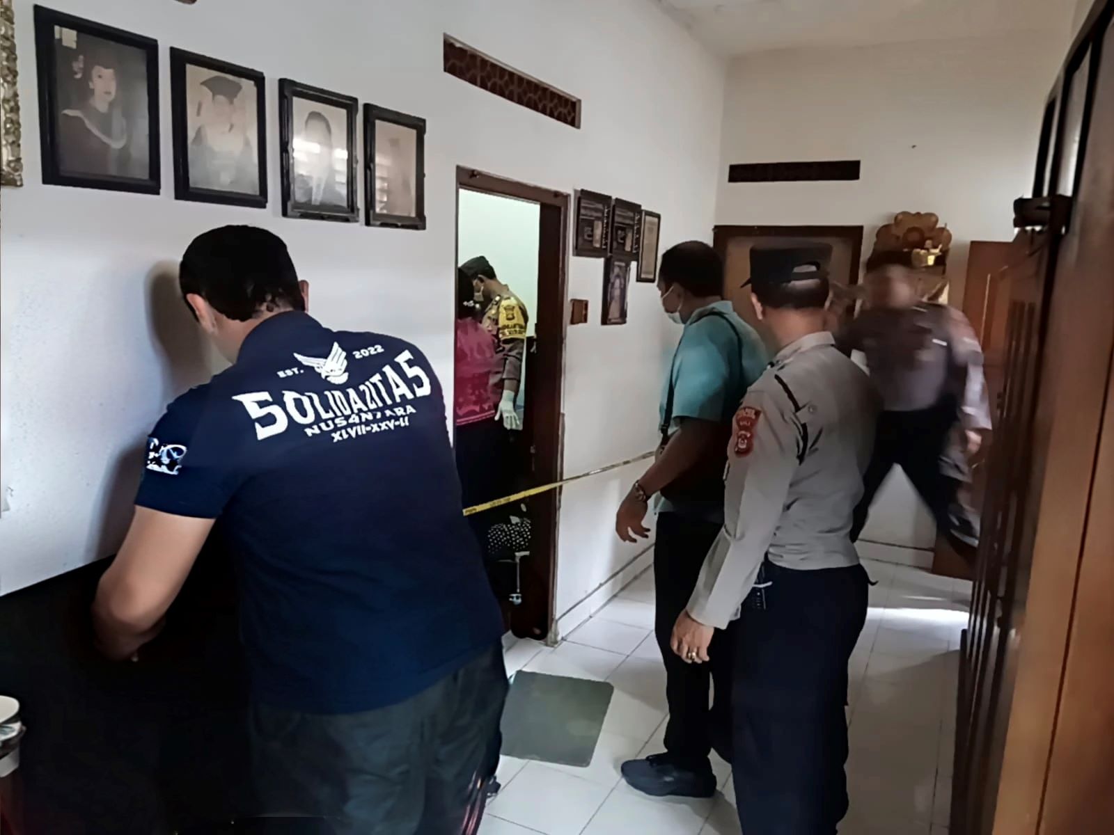 Polisi mengevakuasi jenazah warga Buleleng yang diduga tersengat aliran listrik dalam kamar tidurnya, Selasa (23/12/2025).
