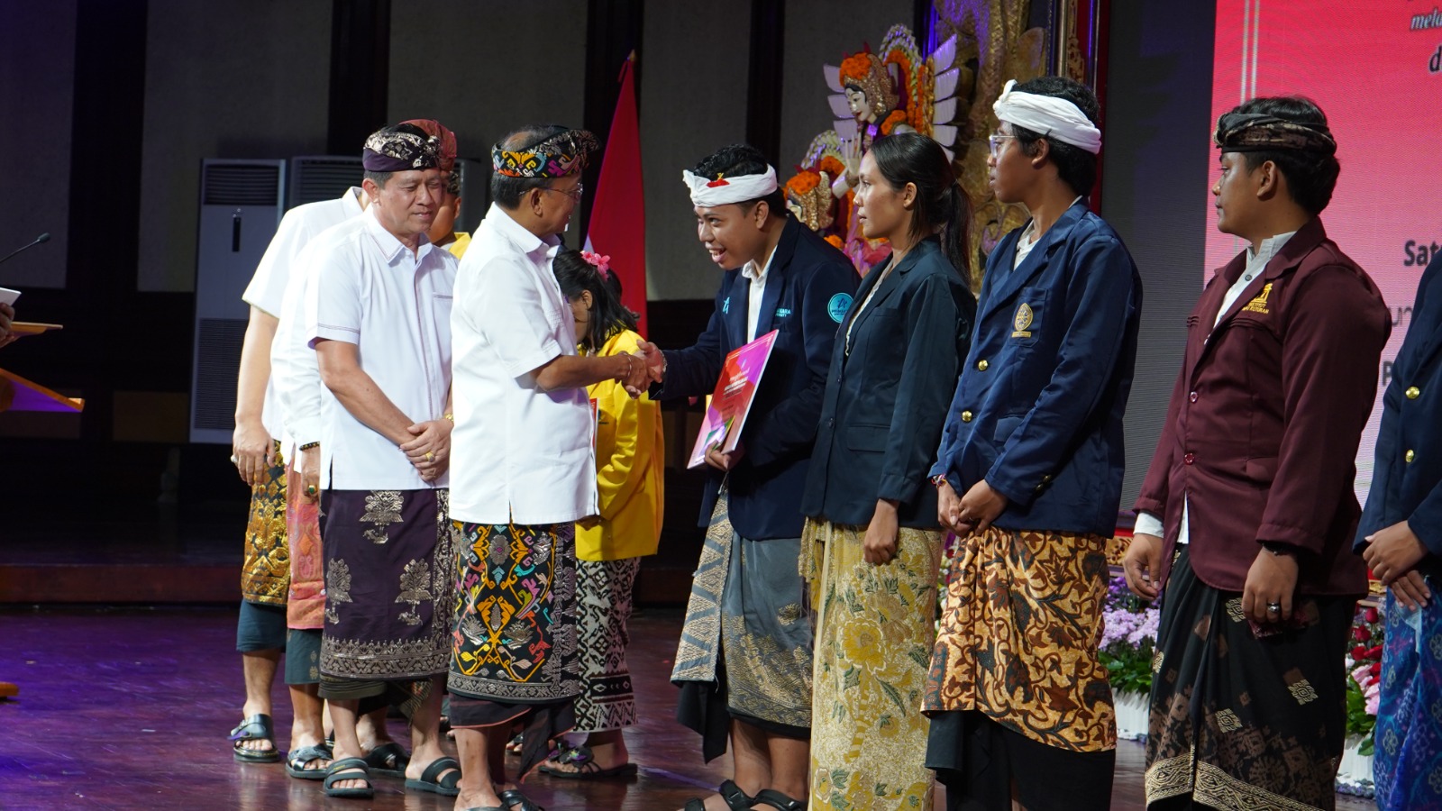 TERIMA BEASISWA:   penyerahan bantuan SKSS yang berlangsung di Gedung Ksirarnawa, Taman Budaya Art Centre Denpasar, Selasa (23/12)