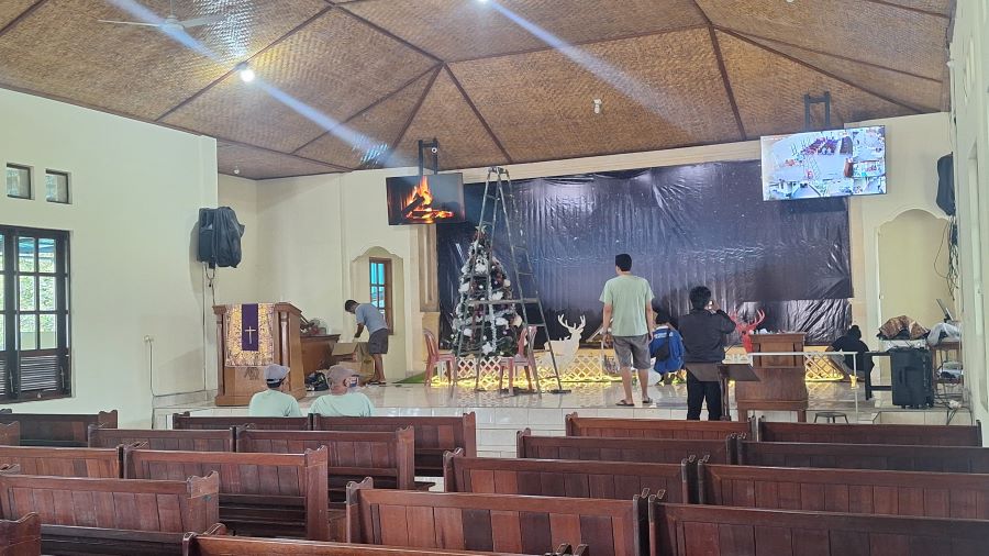 Persiapan perayaan Natal di&nbsp;Gereja Immanuel Piling, Desa Mengerti, Tabanan.&nbsp;