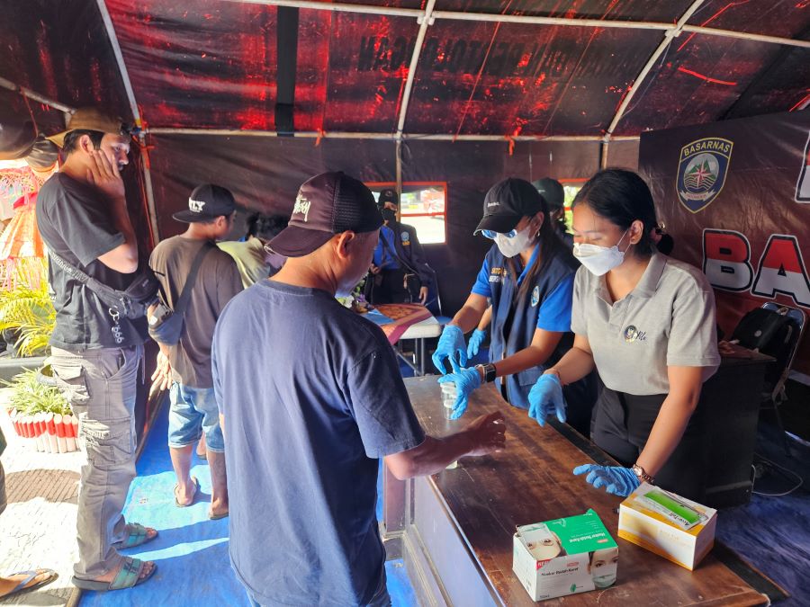 BNNK Karangasem melakuka tes urine sopir yang baru turun dari kapal di Pelabuhan Padangbai, Karangasem, Selasa (23/12/2025).
