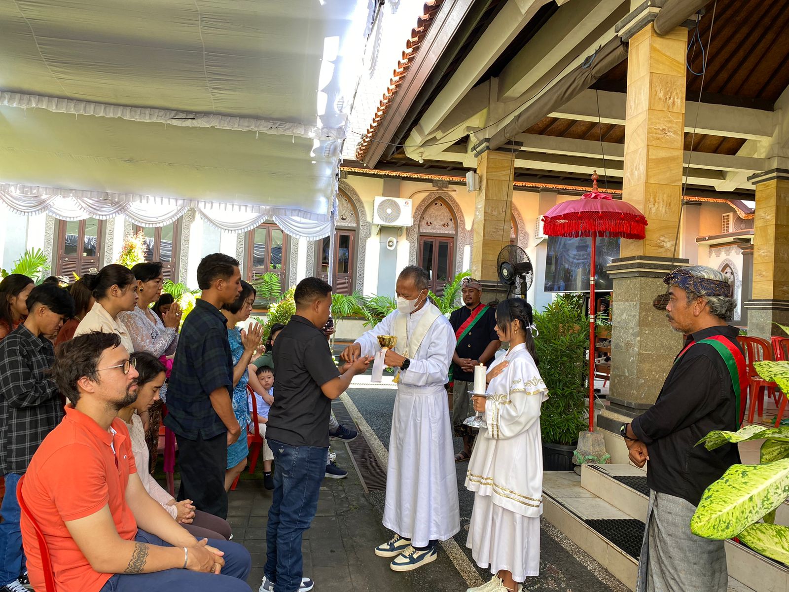 Salah satu momen ibadah Natal di Gereja Paroki Roh Kudus Babakan, Desa Canggu, Kuta Utara, Kamis (25/12).