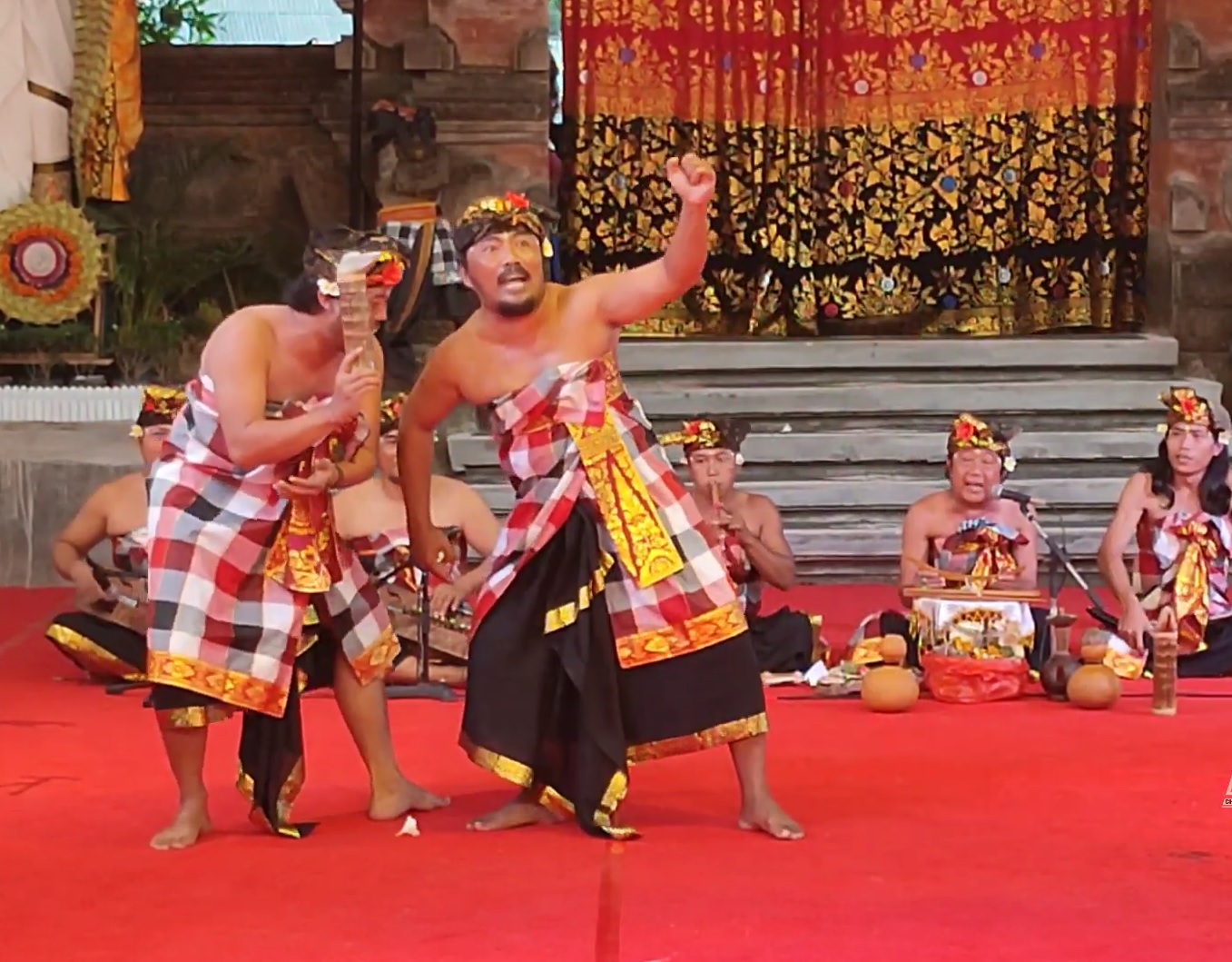 Pemain Kesenian Cekepung di Desa Adat Budakeling, Kecamatan Bebandem, Karangasem