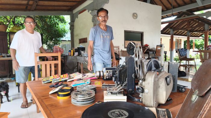 Anak Agung Dino Supriadi (baju biru) saat membersihkan peralatan milik mendiang Sentanu.