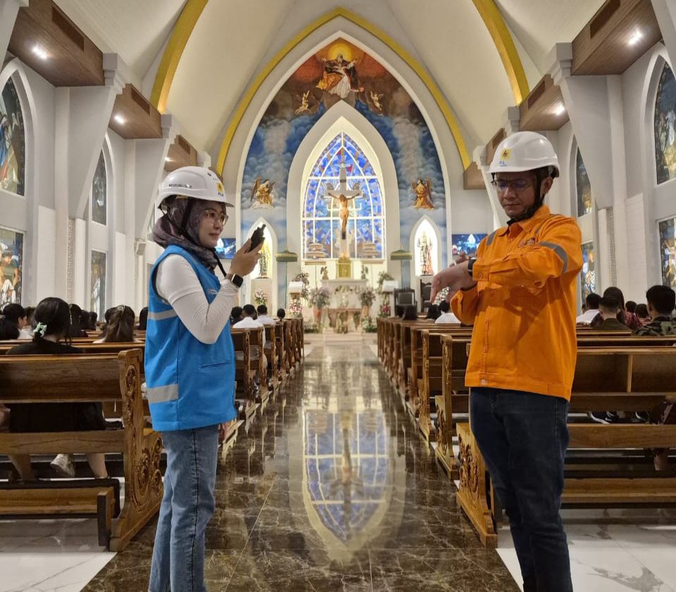 LISTRIK : Manager PLN UP3 Bali Timur, Imadya Nareswari (kiri) turut memastikan keandalan pasokan listrik pada malam Natal di Gereja Katolik St. Maria Ratu Rosari Gianyar.